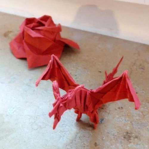 Origami Drache, Fiery Dragon Hörner & Flügel, Rose im Hintergrund